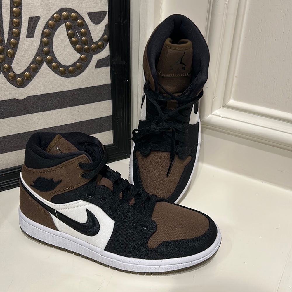 Women’s Air Jordan 1 Mid SE olive toe